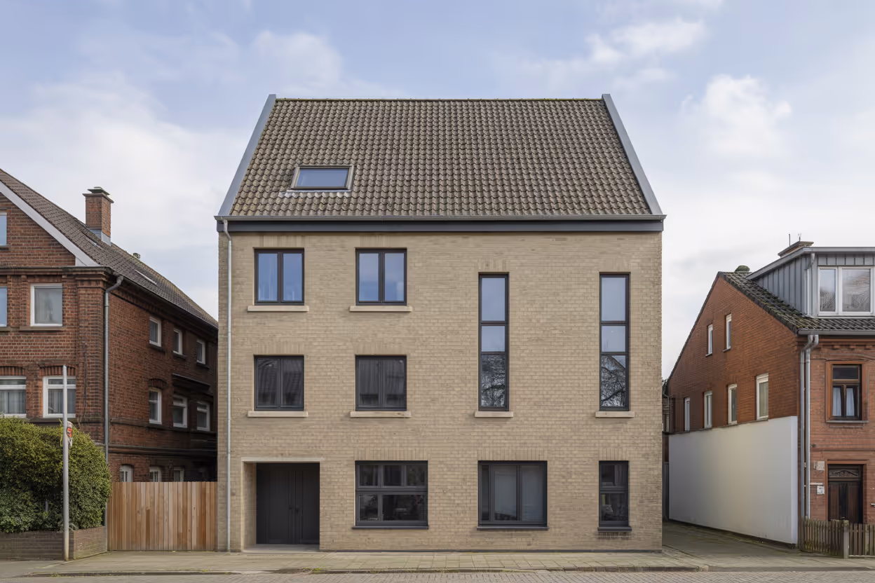 modernes dreist ckiges wohnhaus mit beigen ziegelw nden mehreren fenstern und ei